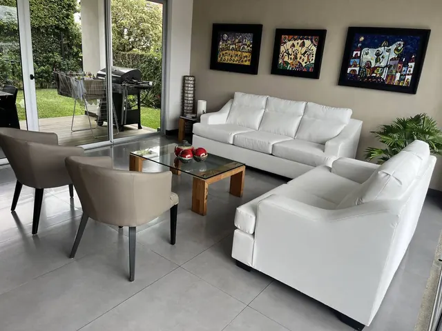 Sala completa tapizada en cuero blanco