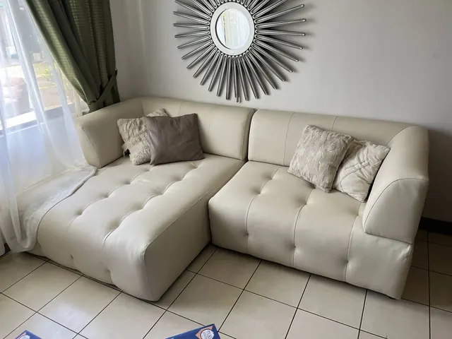 Sillón en L tapizado en cuero crema