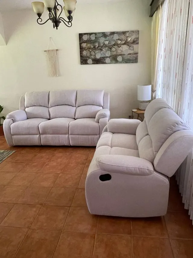 Sofá reclinable en tono lila